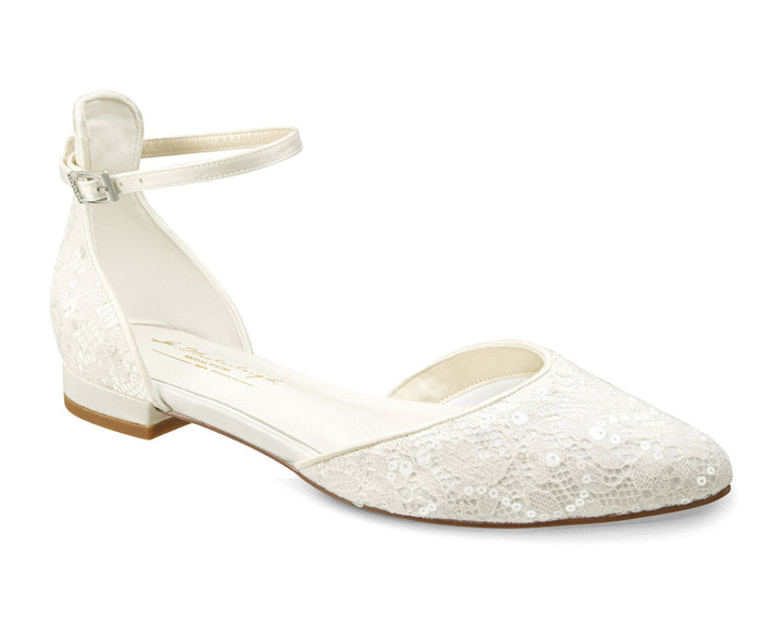 Chaussures de mariée Avery en dentelle et sequins ivoire, petit talon et bride de cheville, vue de trois quarts