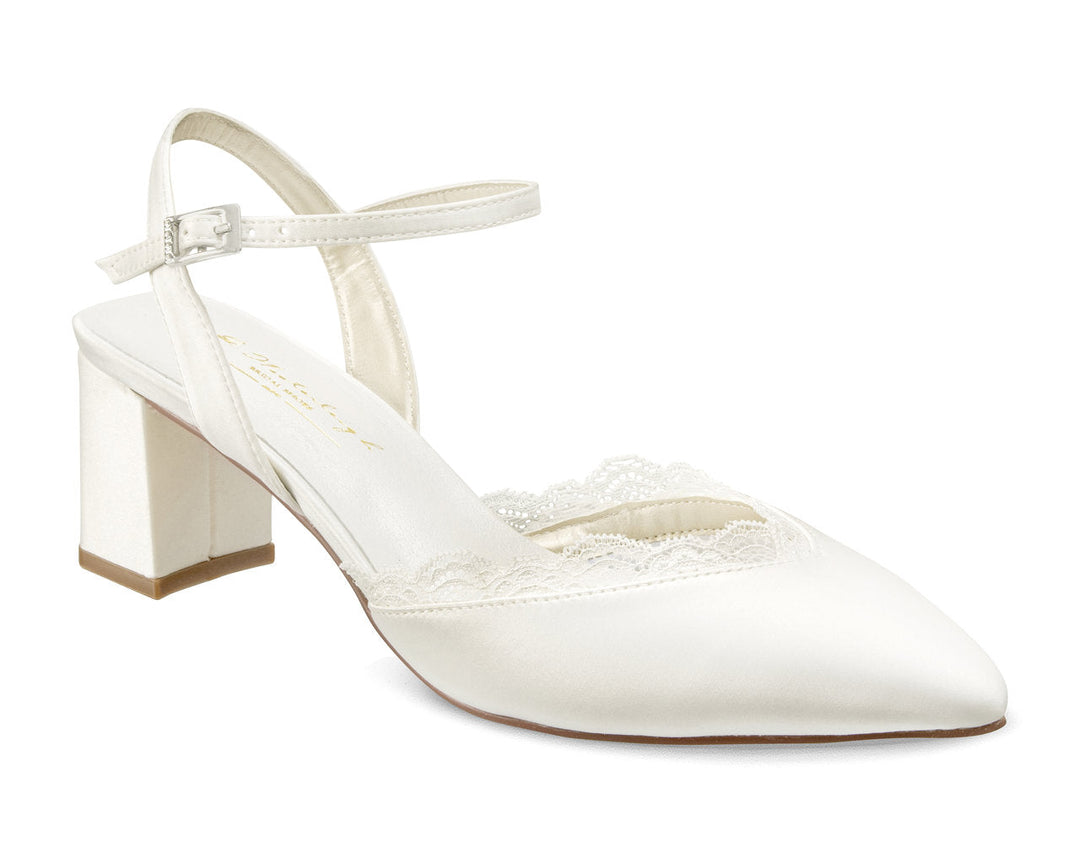 Escarpins de mariée Eliana en satin ivoire, bout pointu et insert de dentelle, vue de trois quarts