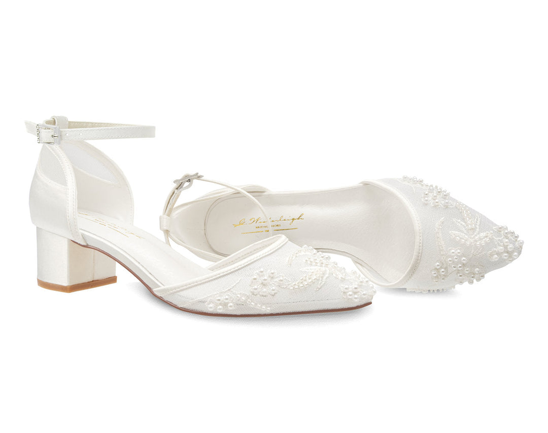 Chaussures de mariée Leona, vue de côté et de face, dentelle brodée de perles sur l'avant