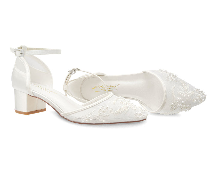 Chaussures de mariée Leona, vue de côté et de face, dentelle brodée de perles sur l'avant