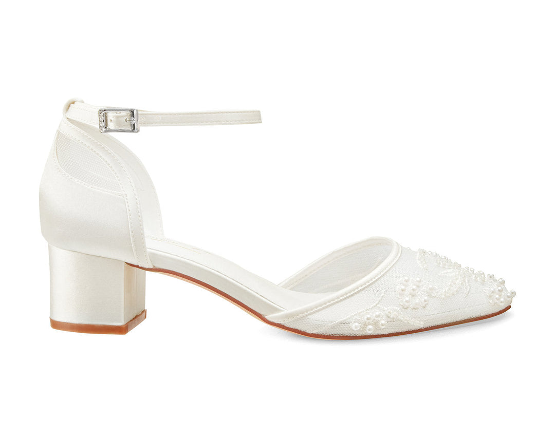 Chaussures de mariée Leona en profil, talon bloc de 4,8 cm et bride de cheville à boucle