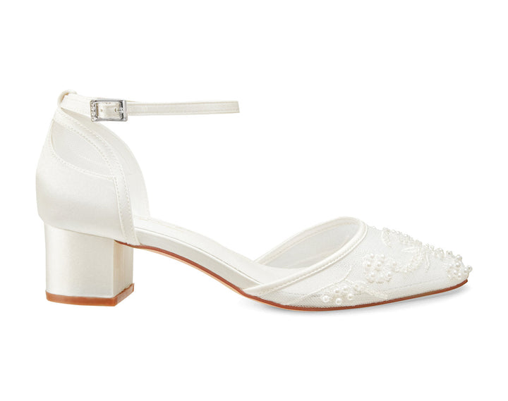 Chaussures de mariée Leona en profil, talon bloc de 4,8 cm et bride de cheville à boucle