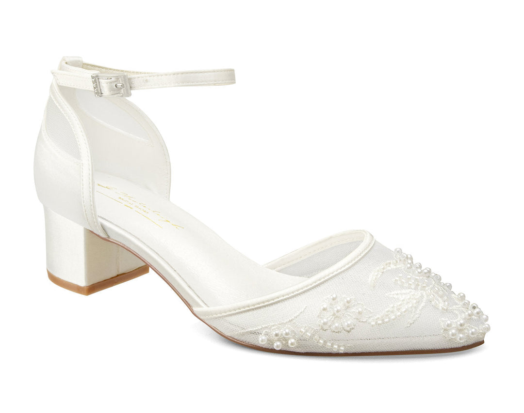 Chaussures de mariée Leona en dentelle perlée et tulle sur satin ivoire, talon bloc, vue de trois quarts