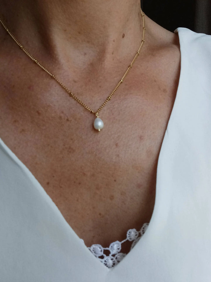Collier Chaîne Fine Satellite Acier Doré- Pendentif En Perle L'atelier du 6