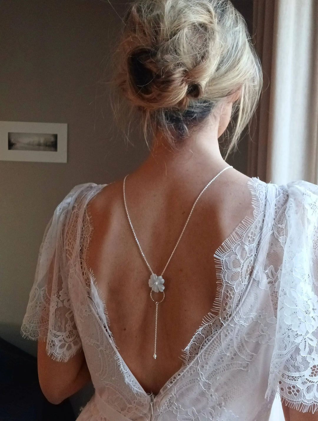 Collier De Dos Nu Mariage- Bijou Dos Nu En Y- Fleur Blanche: Doré/ Crème / Collier De Dos / Acier L'atelier du 6