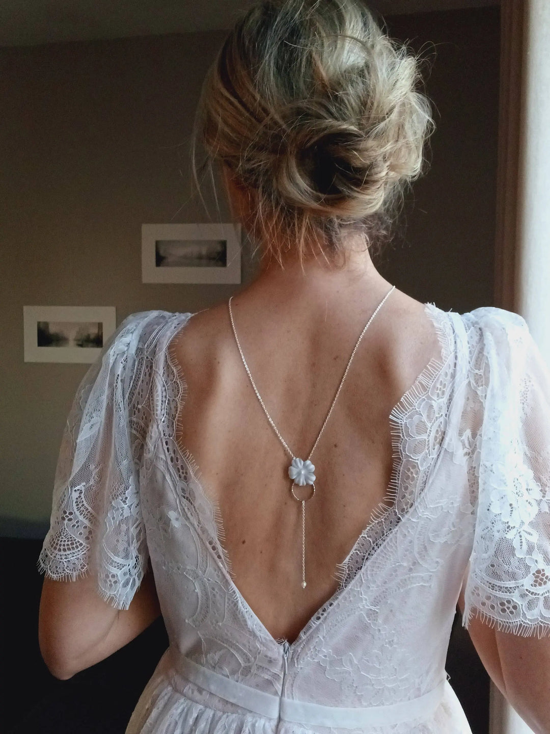 Collier De Dos Nu Mariage- Bijou Dos Nu En Y- Fleur Blanche: Doré/ Crème / Collier De Dos / Acier L'atelier du 6