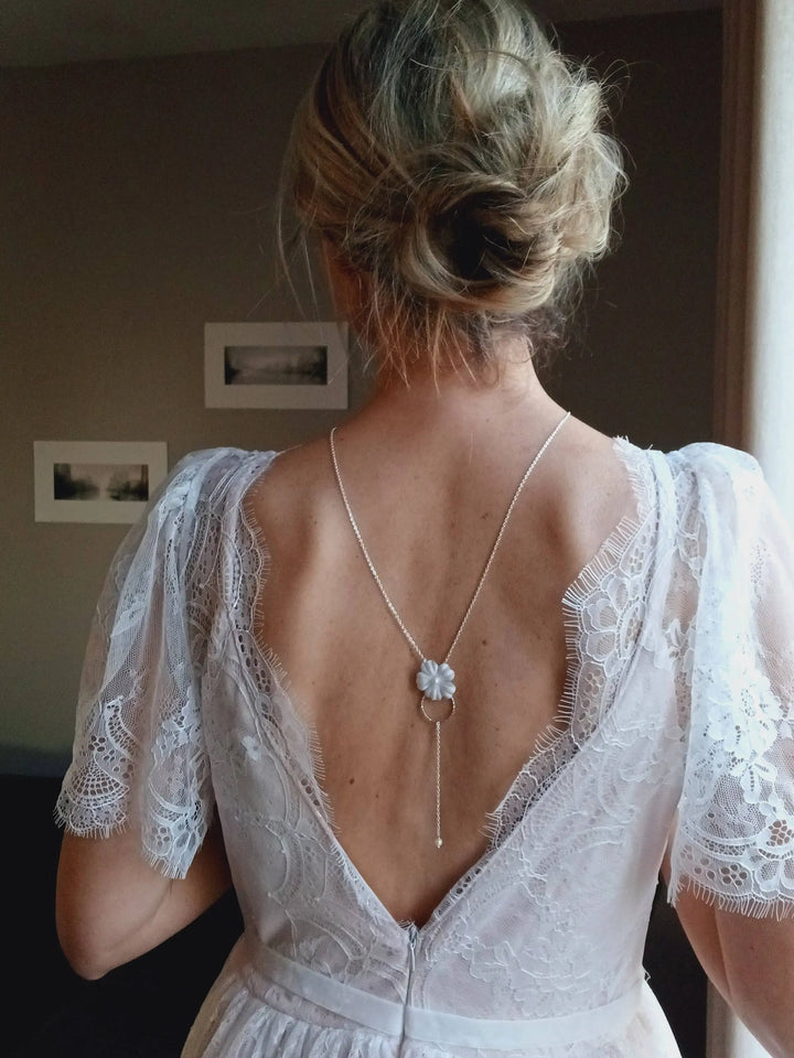 Collier De Dos Nu Mariage- Bijou Dos Nu En Y- Fleur Blanche: Doré/ Crème / Collier De Dos / Acier L'atelier du 6