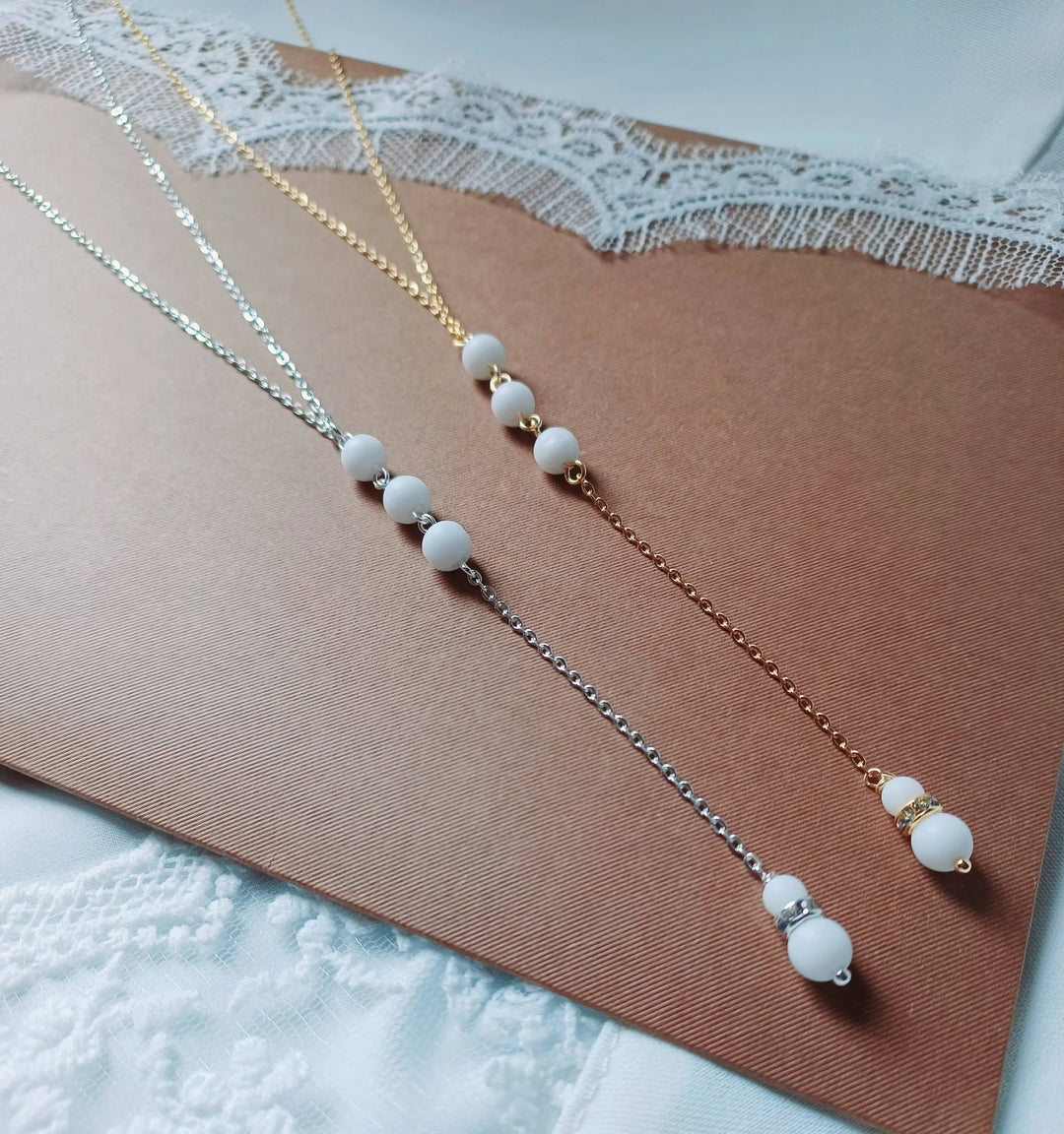 Collier De Dos Nu Mariage- Trois Perles En Porcelaine Blanc: Doré L'atelier du 6