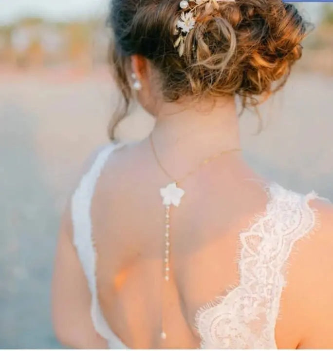 Collier De Dos Pour La Mariée- Fleur De Porcelaine Blanche: Collier Dos Doré L'atelier du 6