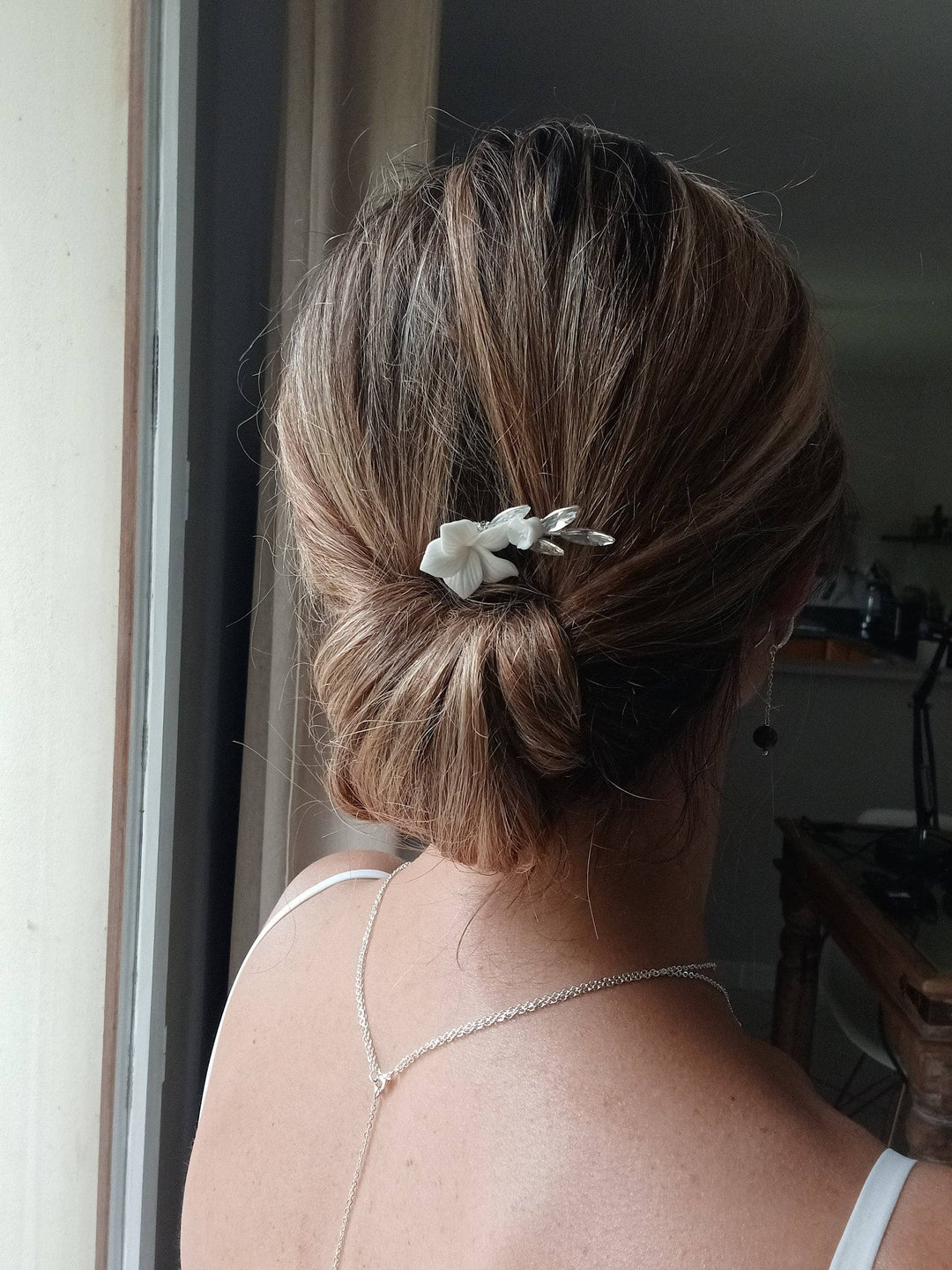 Collier De Dos Pour La Mariée- Fleur De Porcelaine Blanche: Collier Dos Doré L'atelier du 6