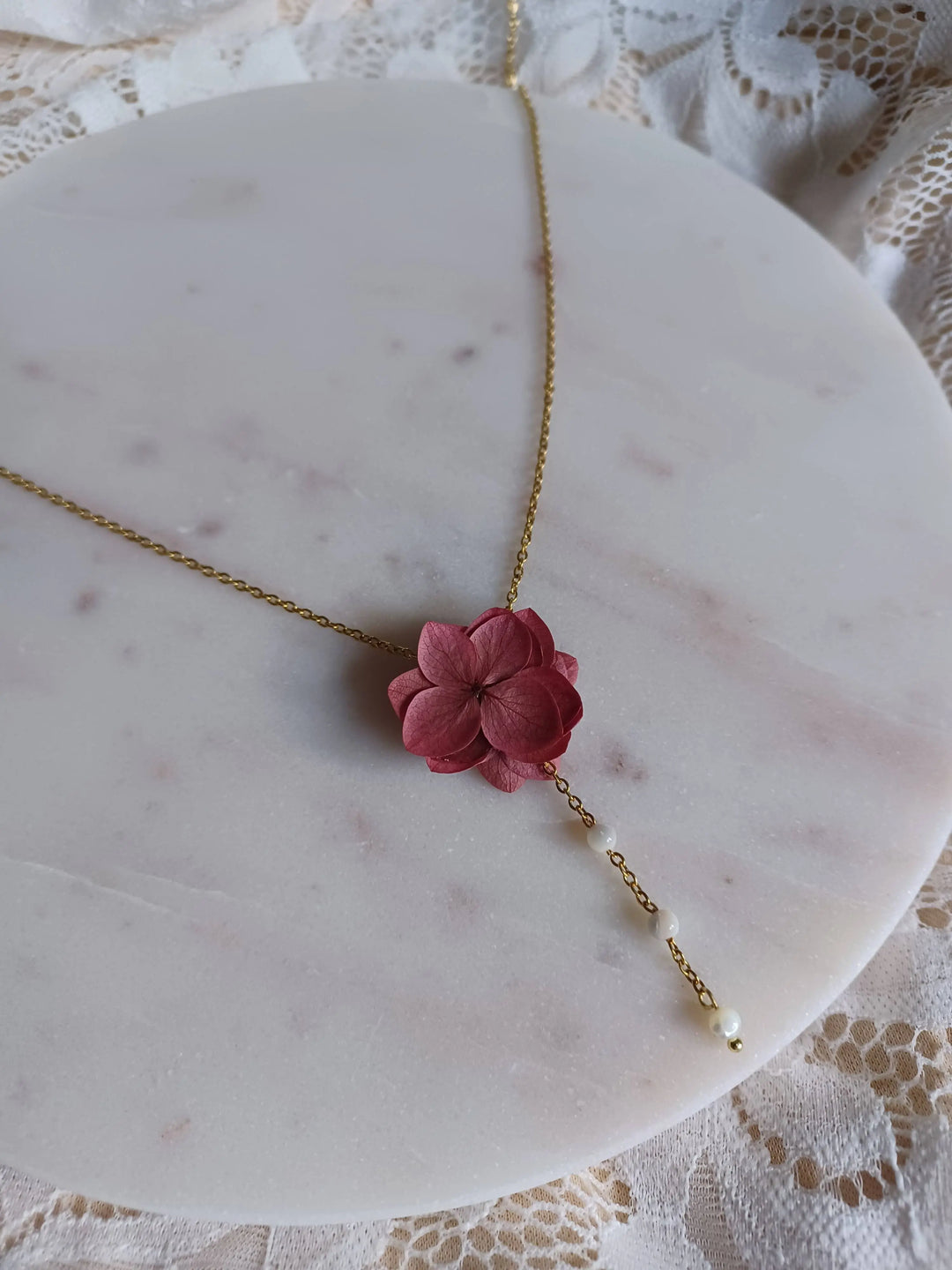 Collier à fleurs d'Hortensias stabilisés lie de vin. L'atelier du 6