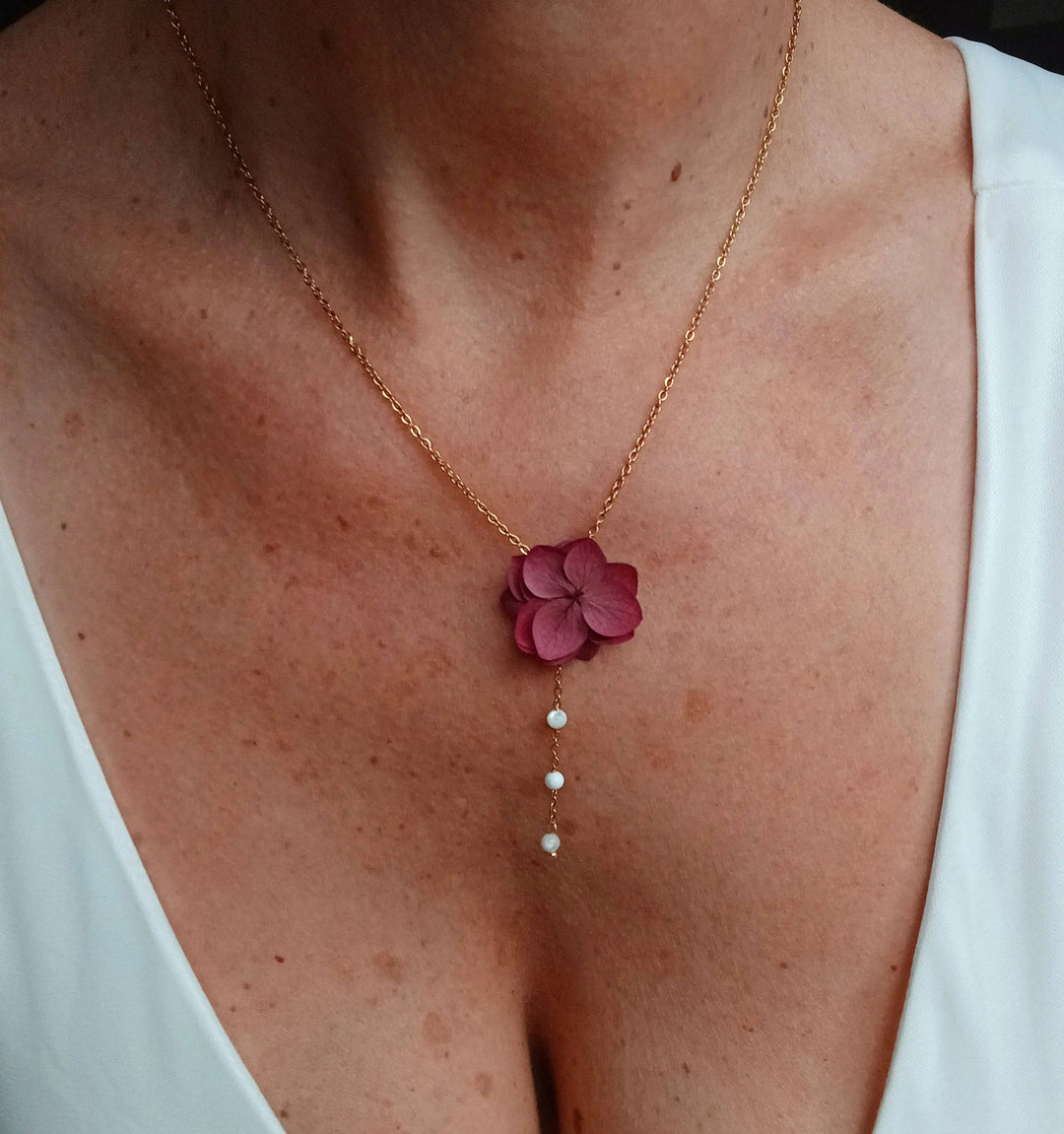 Collier à fleurs d'Hortensias stabilisés lie de vin. L'atelier du 6