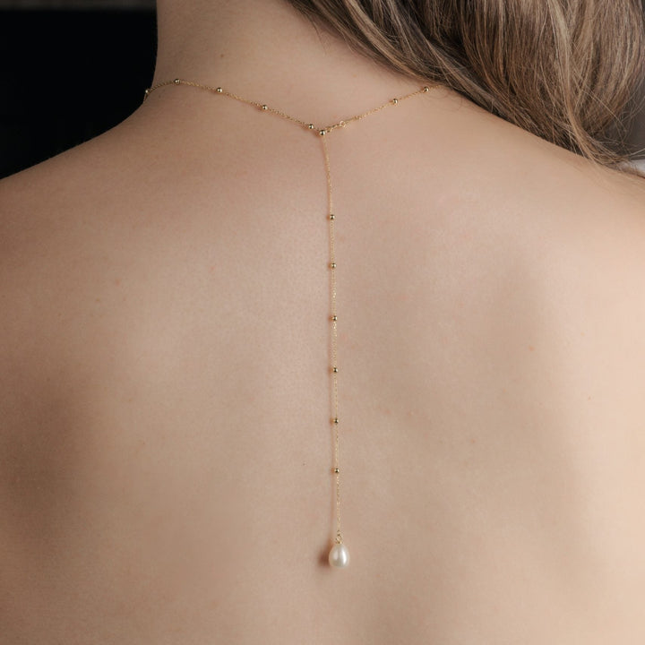 Collier de dos Seville, perle poire dans le dos, finition or