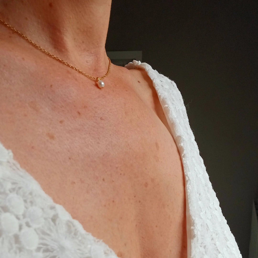 Collier de dos doré à fleurs fuchsia, orange, vieux rose. L'atelier du 6