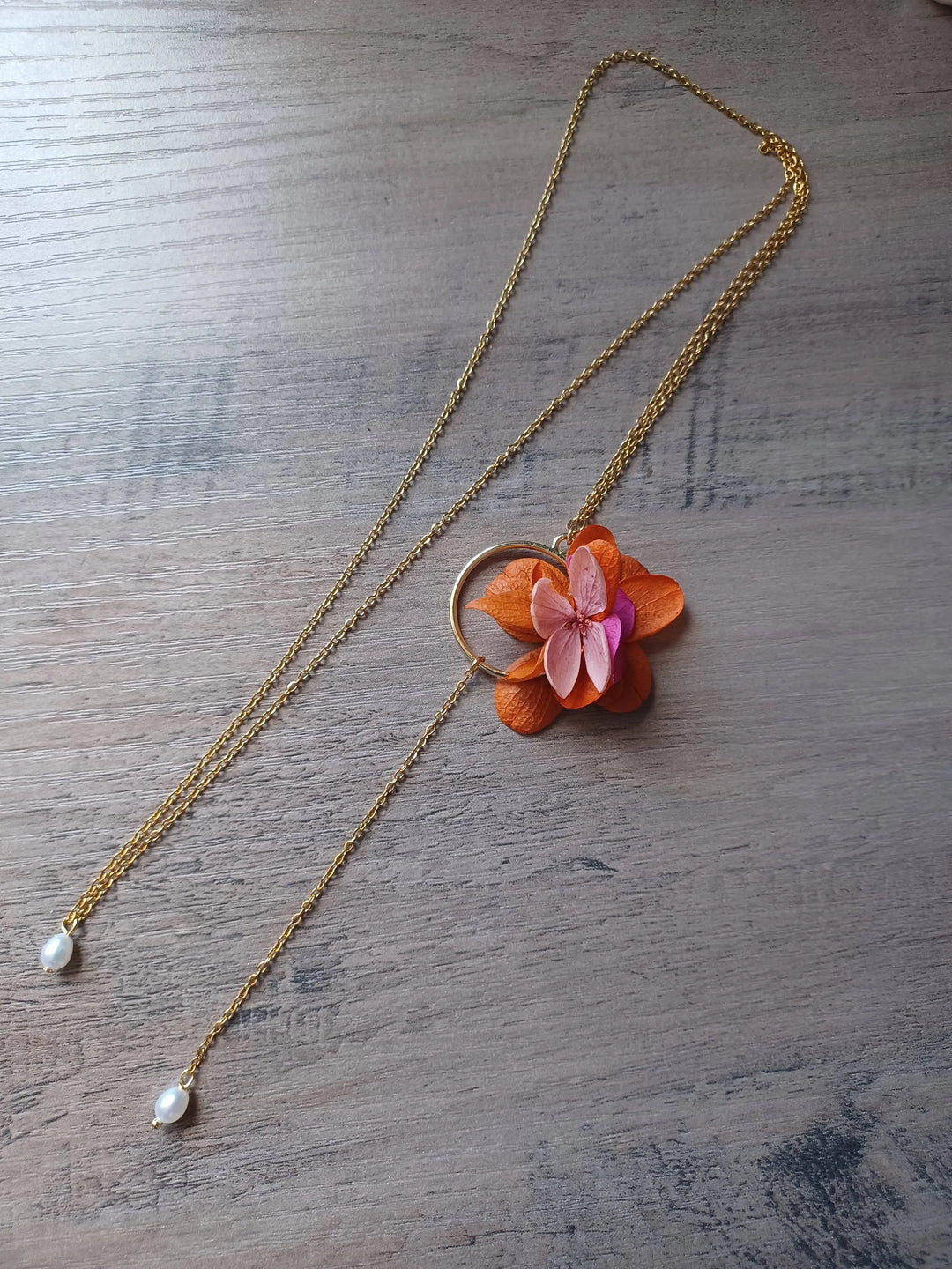 Collier de dos doré à fleurs fuchsia, orange, vieux rose. L'atelier du 6