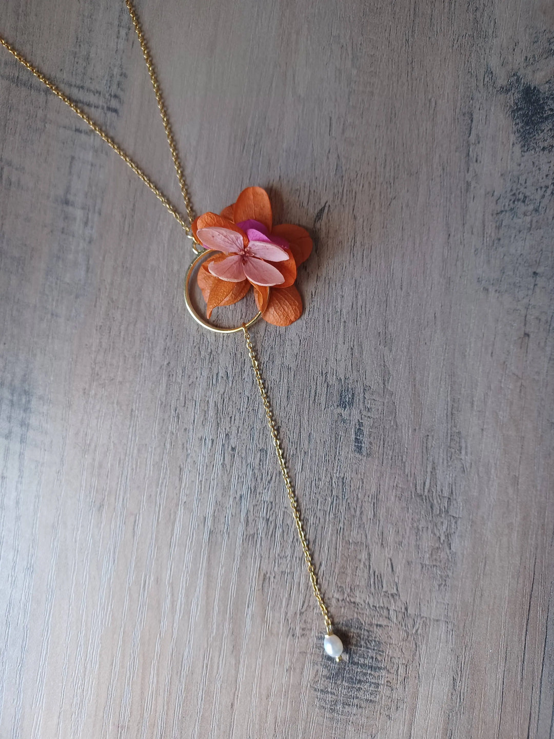 Collier de dos doré à fleurs fuchsia, orange, vieux rose. L'atelier du 6
