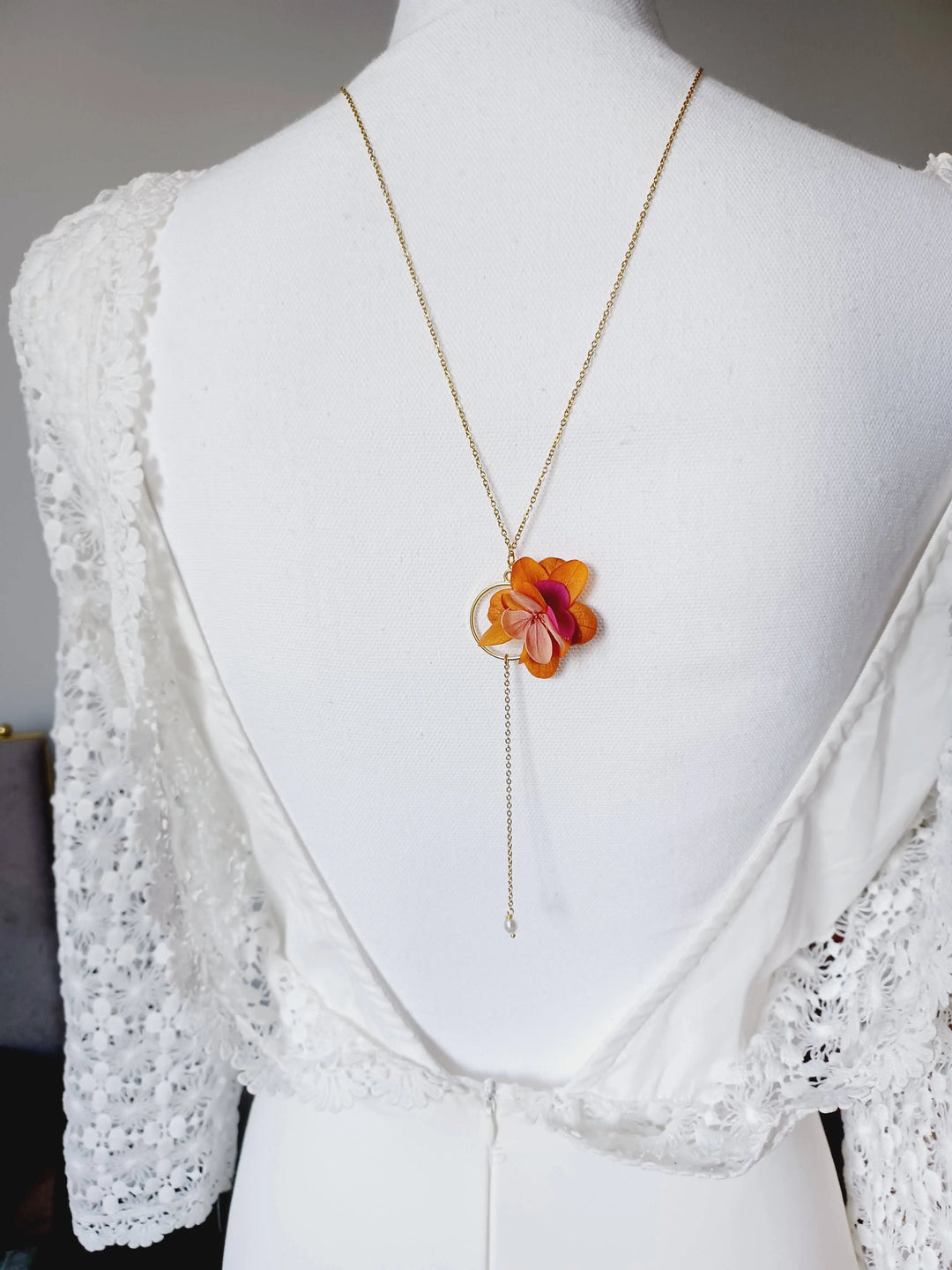 Collier de dos doré à fleurs fuchsia, orange, vieux rose. L'atelier du 6