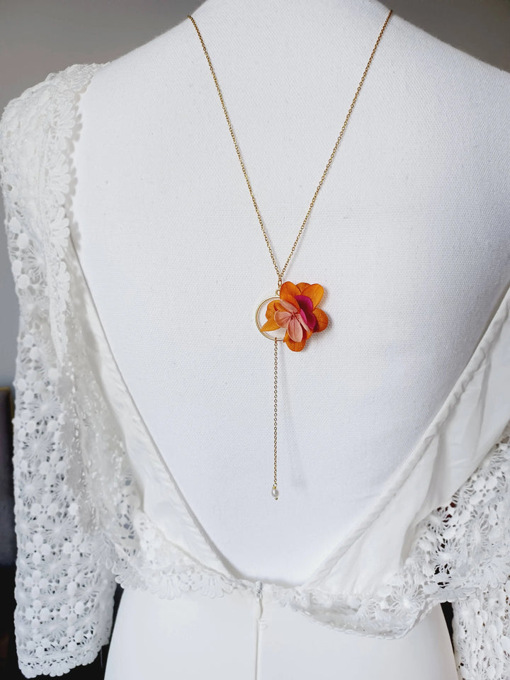 Collier de dos doré à fleurs fuchsia, orange, vieux rose. L'atelier du 6