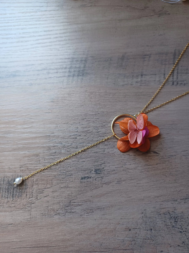 Collier de dos doré à fleurs fuchsia, orange, vieux rose. L'atelier du 6