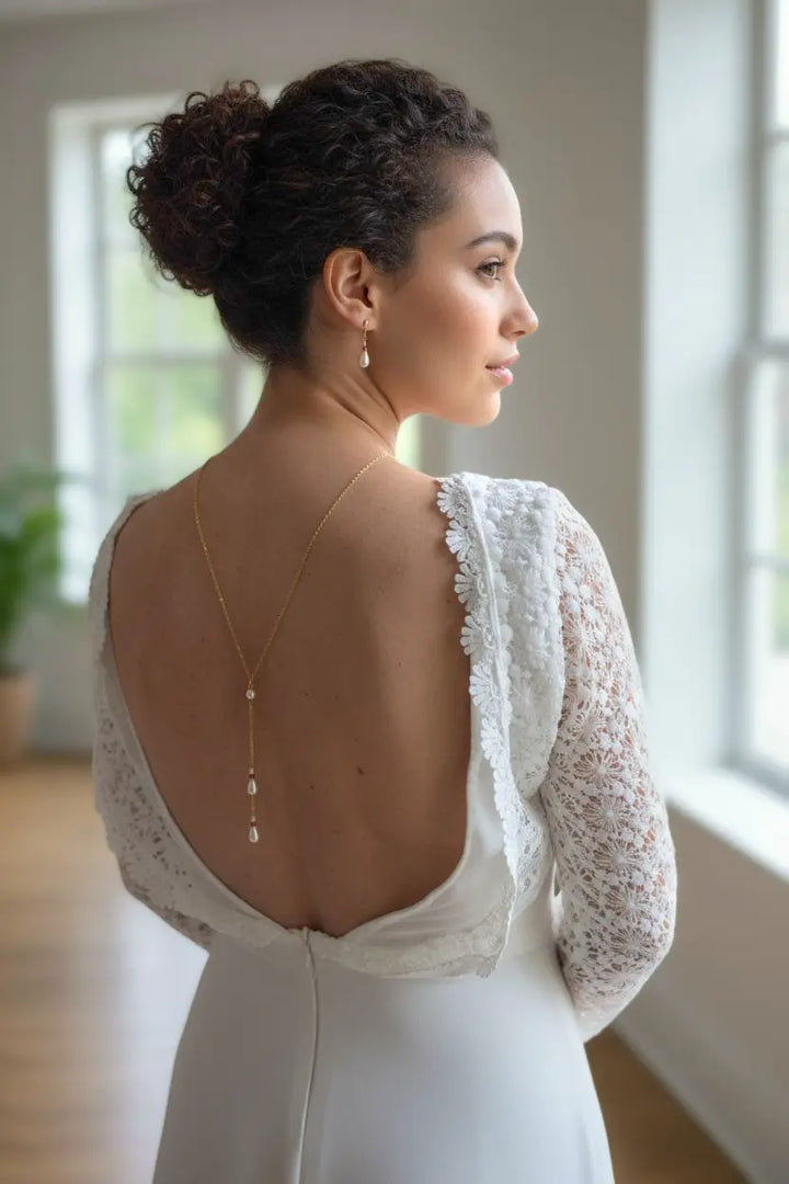 Collier de dos nu avec gouttes nacrées blanches et cristaux.: Doré L'atelier du 6