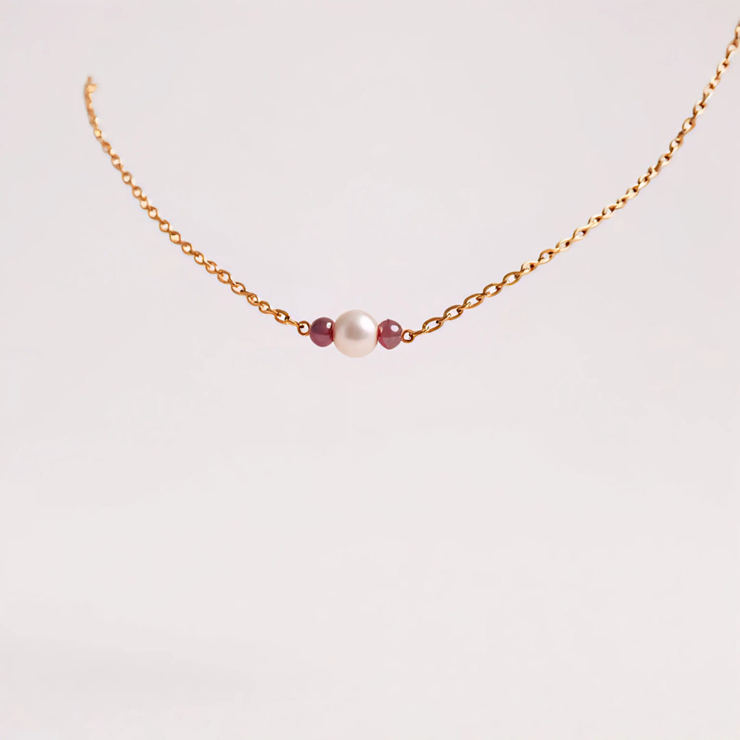 Collier de dos nu avec gouttes nacrées blanches et cristaux.: Doré L'atelier du 6