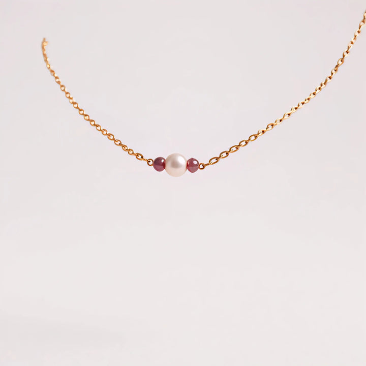 Collier de dos nu avec gouttes nacrées blanches et cristaux.: Doré L'atelier du 6