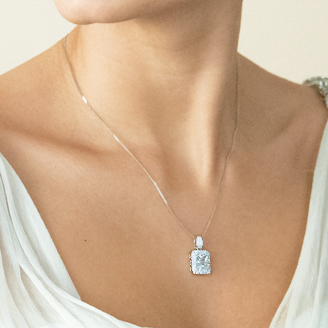 Collier de mariée Art déco vu de près