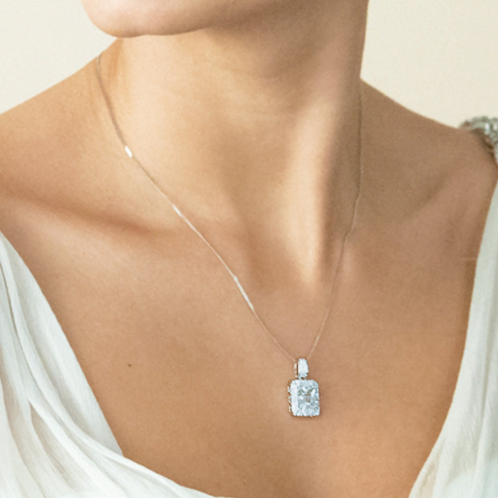 Collier de mariée Art déco vu de près
