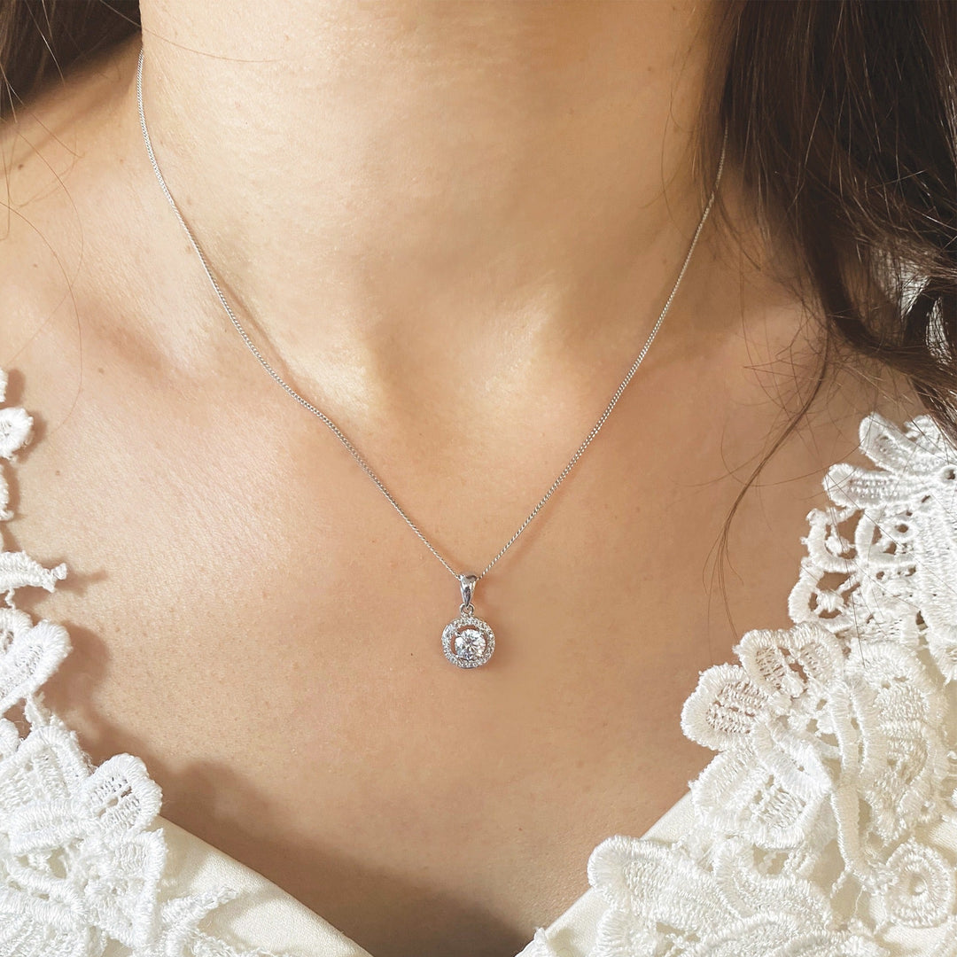 Collier de mariée Balmoral vu de près