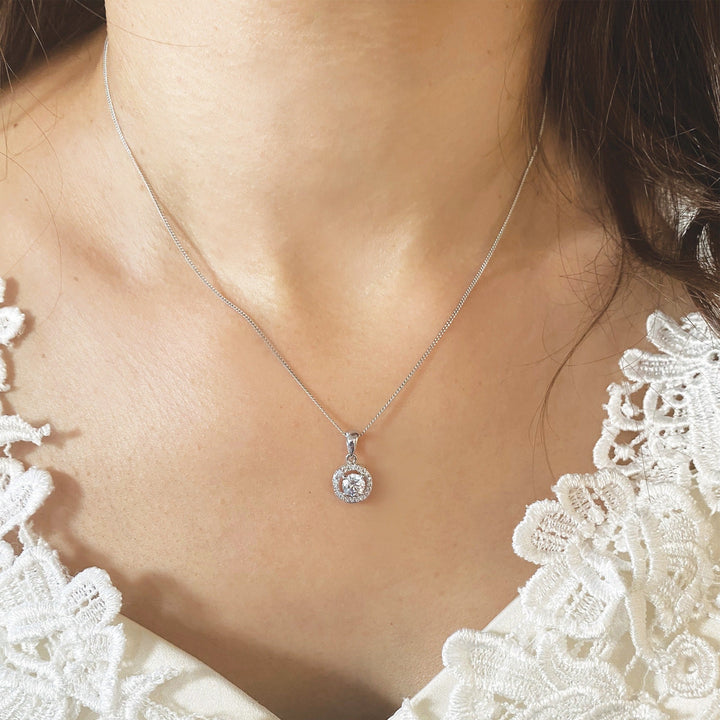 Collier de mariée Balmoral vu de près