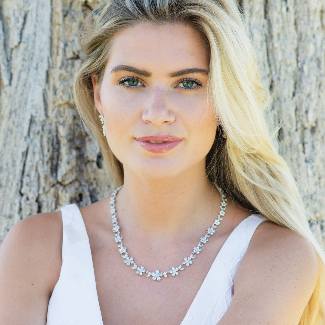Collier de mariée Cherish porté sur un décolleté