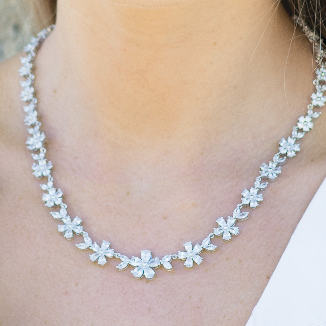 Collier de mariée Cherish vu de près