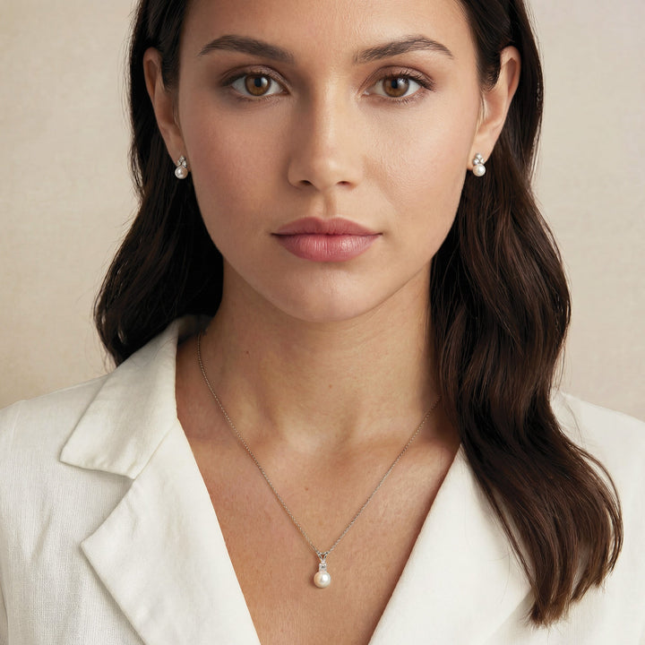 Collier Classic Pearl porté au cou