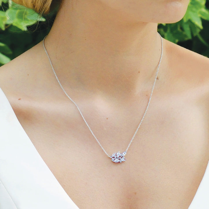 Détail des feuilles de zircons du collier Cyprès