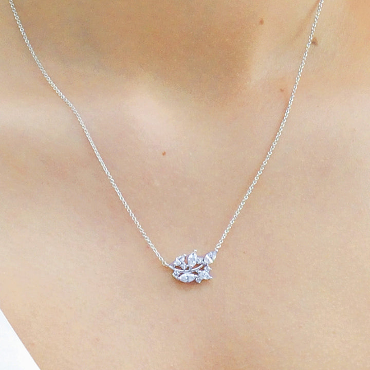 Collier Cyprès porté au cou