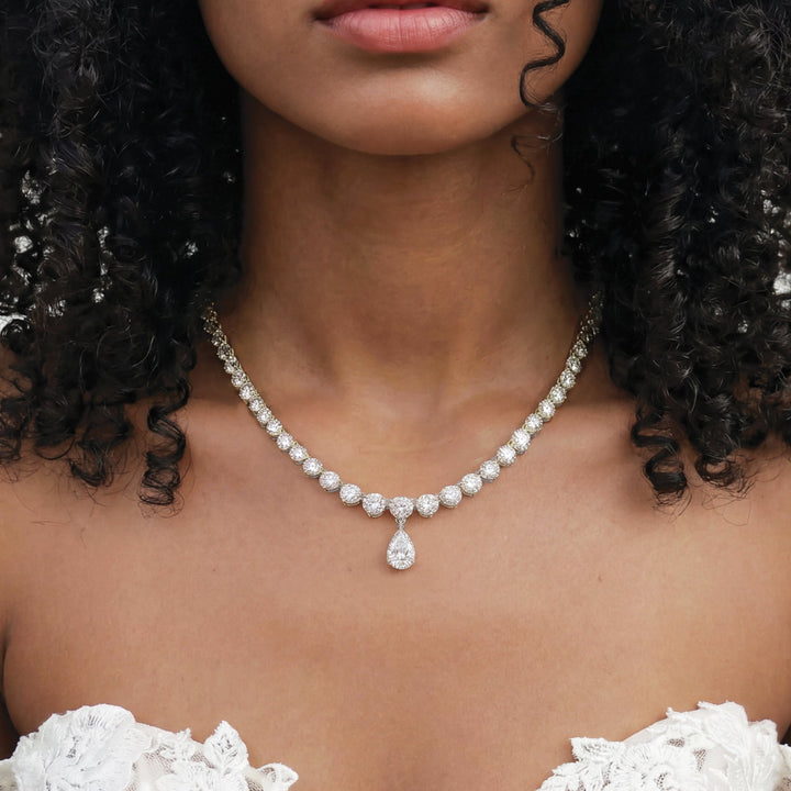 Collier Imperial porté au cou