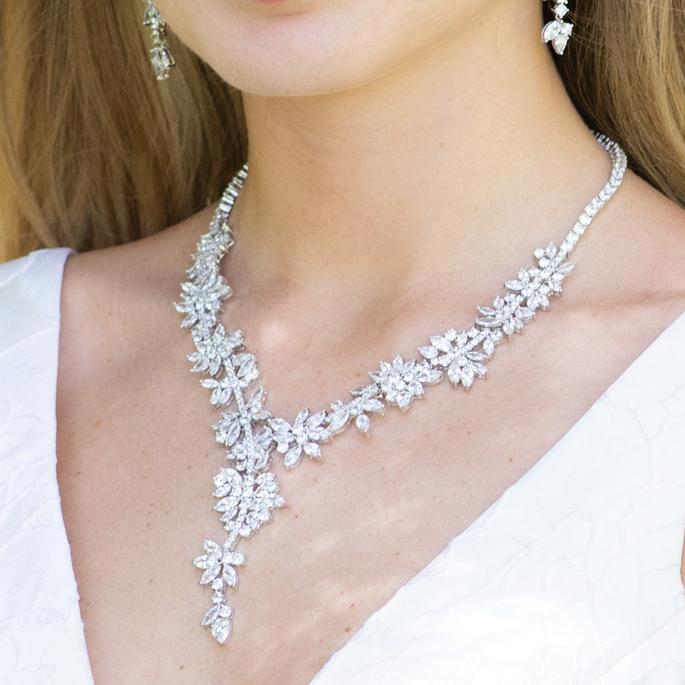 Détail du semis de zircons du collier Nuit Étoilée
