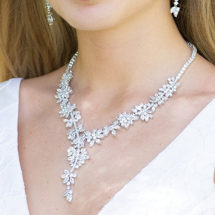Détail du semis de zircons du collier Nuit Étoilée