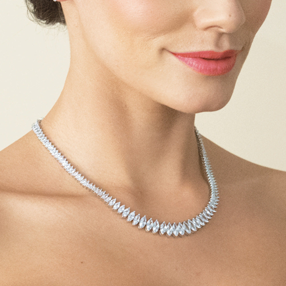 Détail du collier de mariée True Love