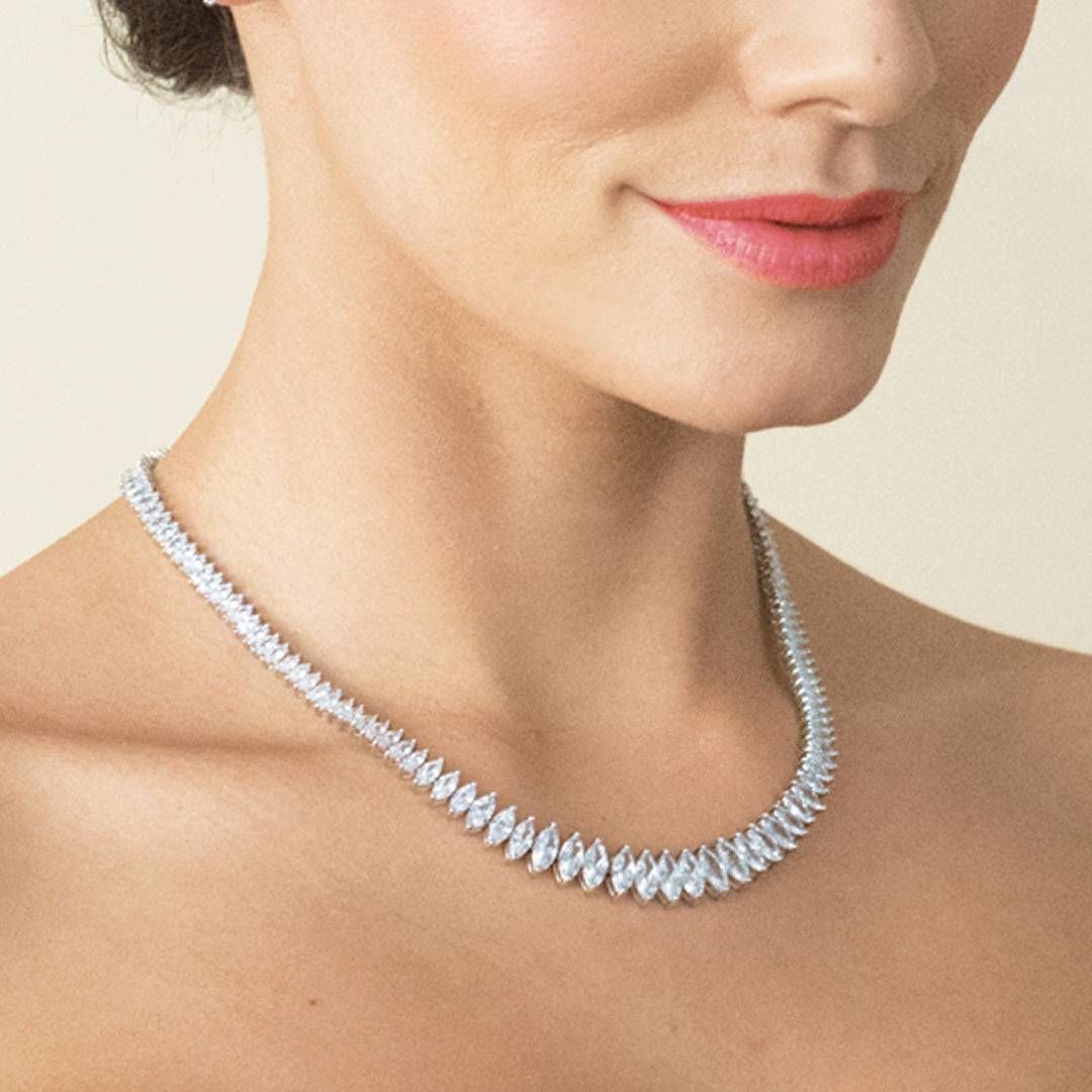 Détail du collier de mariée True Love
