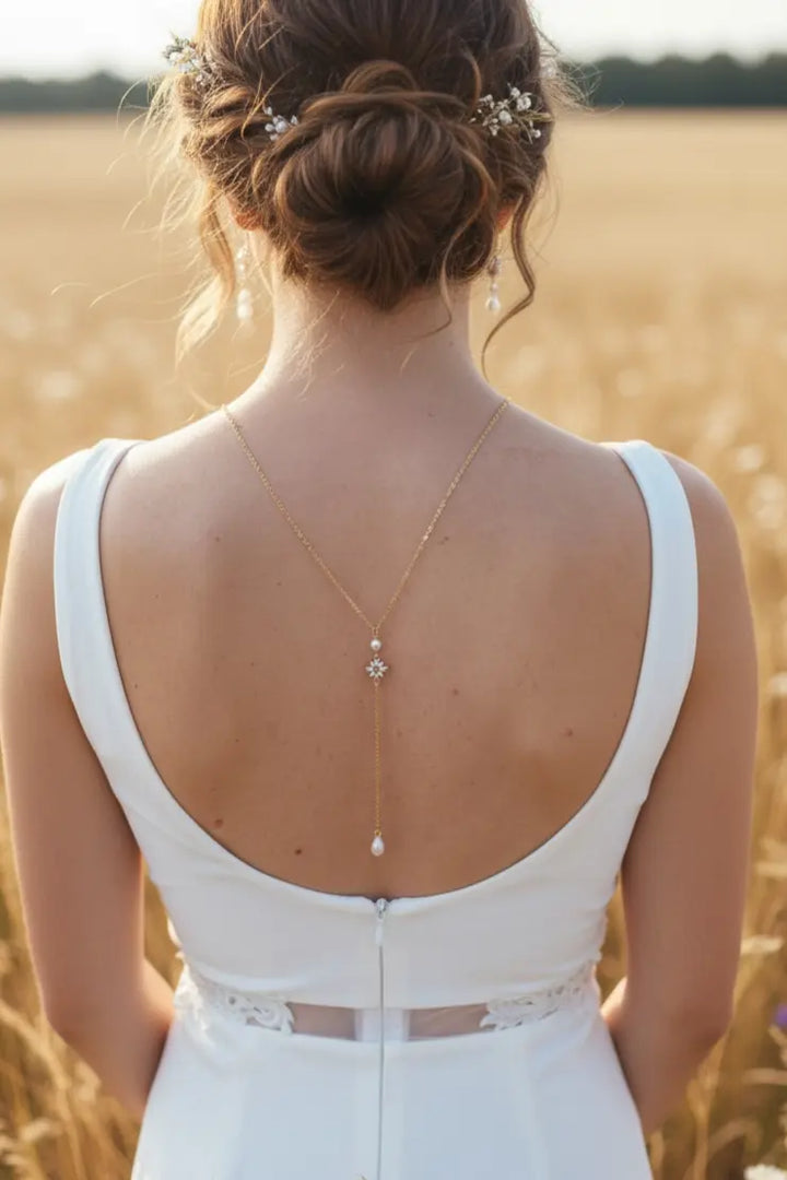 Collier doré avec zircon et gouttes nacrées blanches. L'atelier du 6