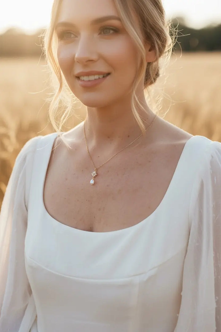 Collier doré avec zircon et gouttes nacrées blanches. L'atelier du 6