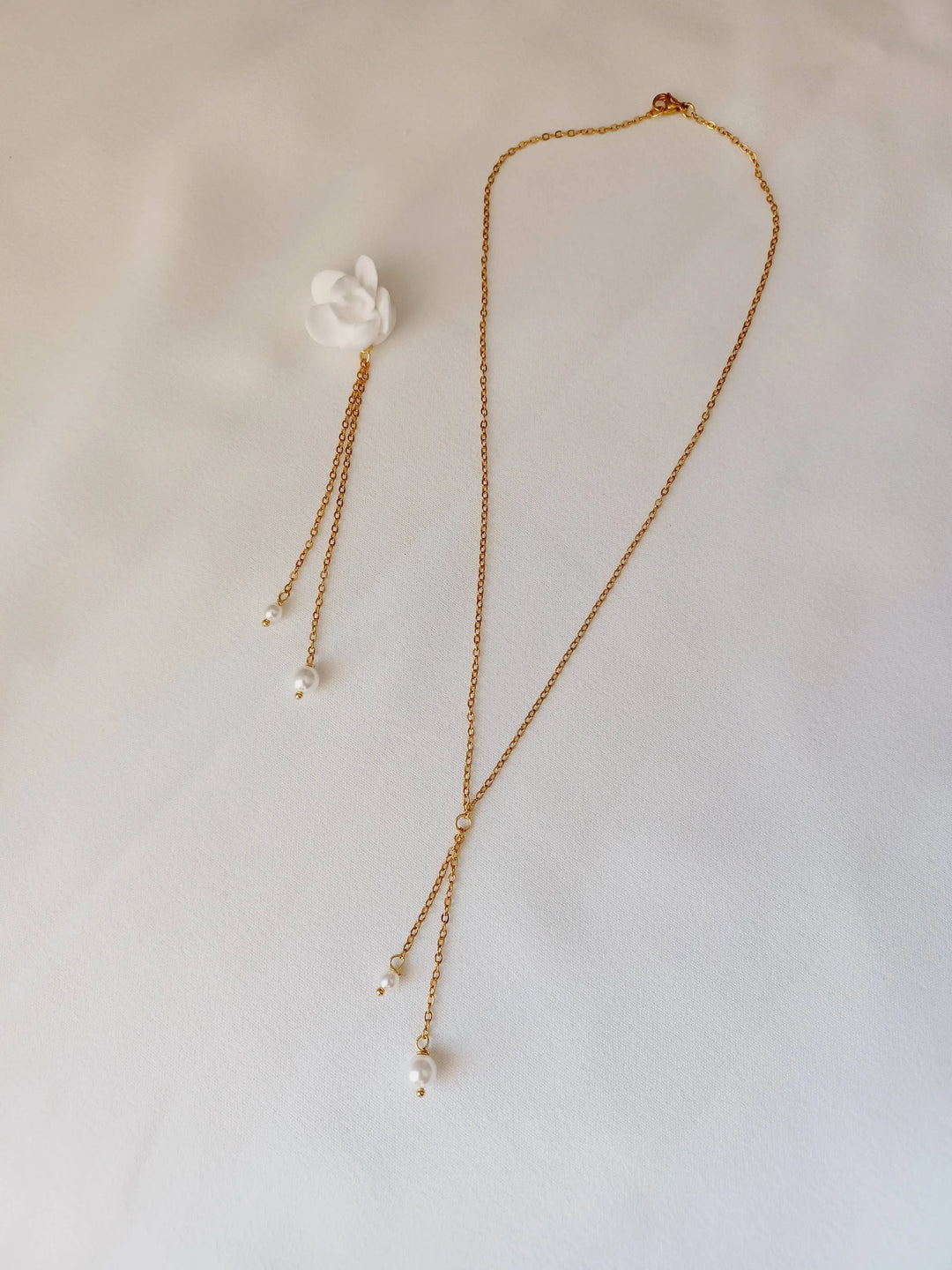 Collier dos nu modulable avec bourgeon de rose. L'atelier du 6