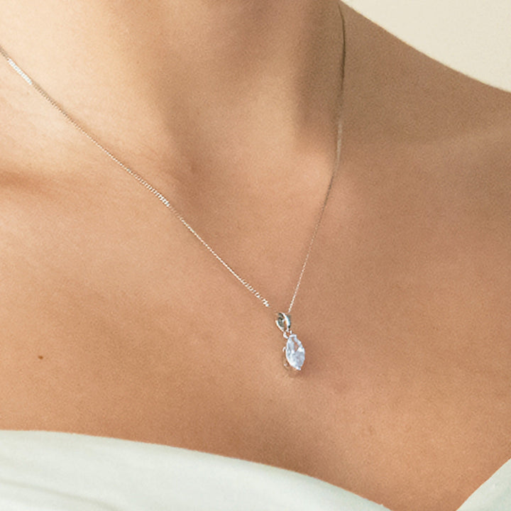 Pendentif de mariée True Love vu de près