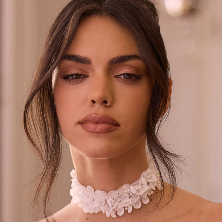 Collier ras du cou de mariée 511 à fleurs 3D et cristaux, vue de face