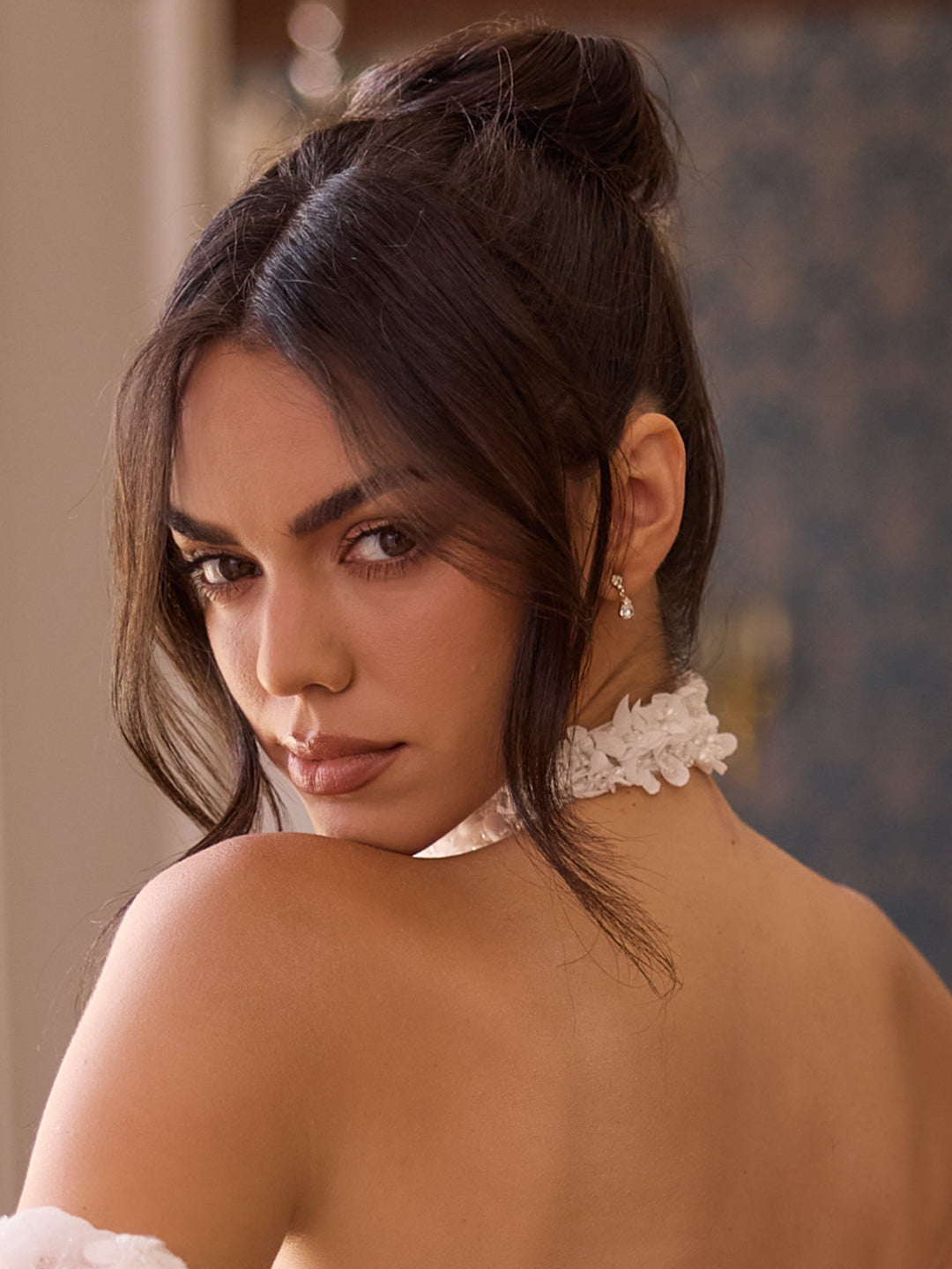 Collier ras du cou 511 porté avec un chignon, vue de dos