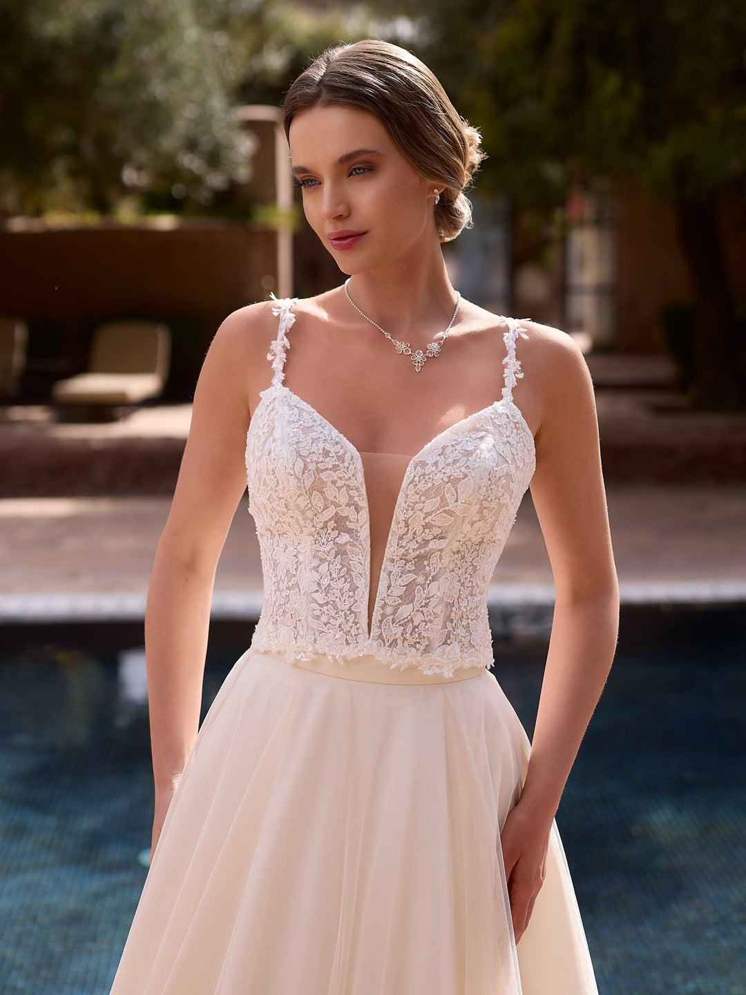 Corset de mariée E508 en dentelle sur tulle ivoire à décolleté en V, Bianco Evento