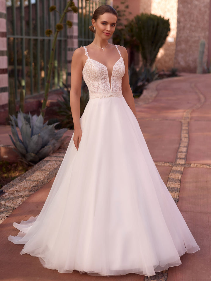 Corset de mariée E508 porté avec une jupe de mariée