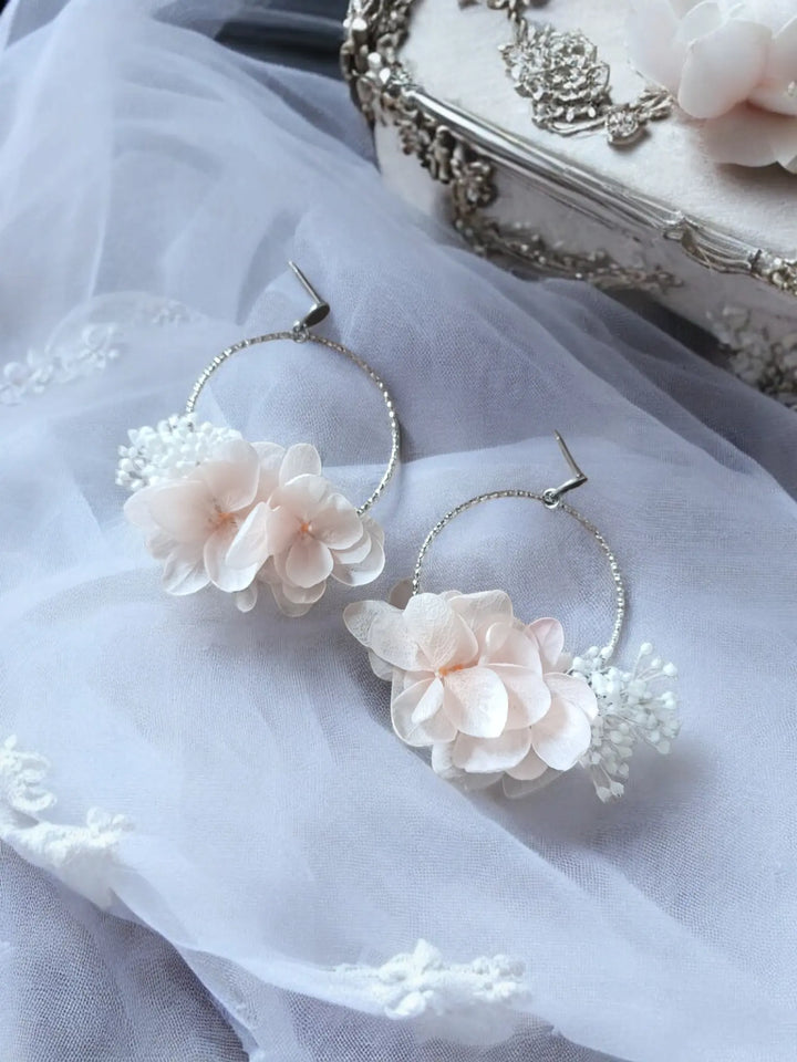 Créoles argentées à fleurs stabilisées rose poudré et blanc L'atelier du 6