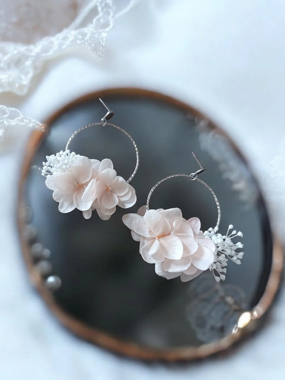 Créoles argentées à fleurs stabilisées rose poudré et blanc L'atelier du 6